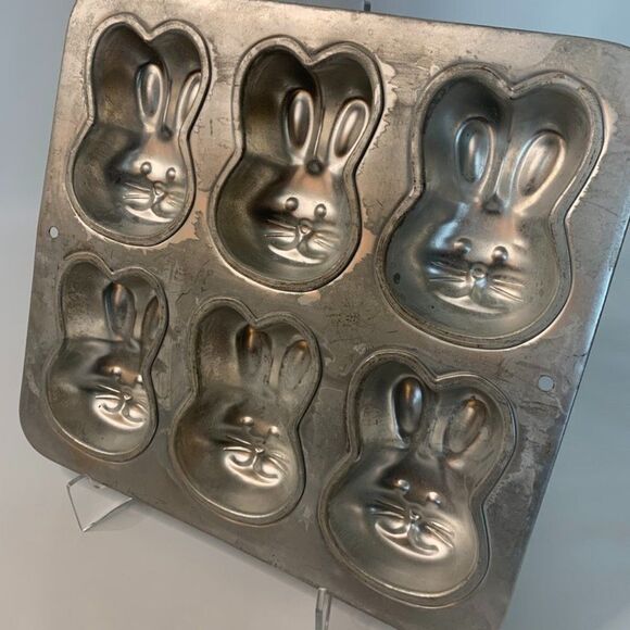 Wilton 6 Bunny Baking Mold - Picture 1 of 5